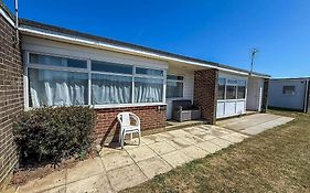 Lovely 4 Berth Chalet For Hire At California Sands In Norfolk Ref 52350Cs